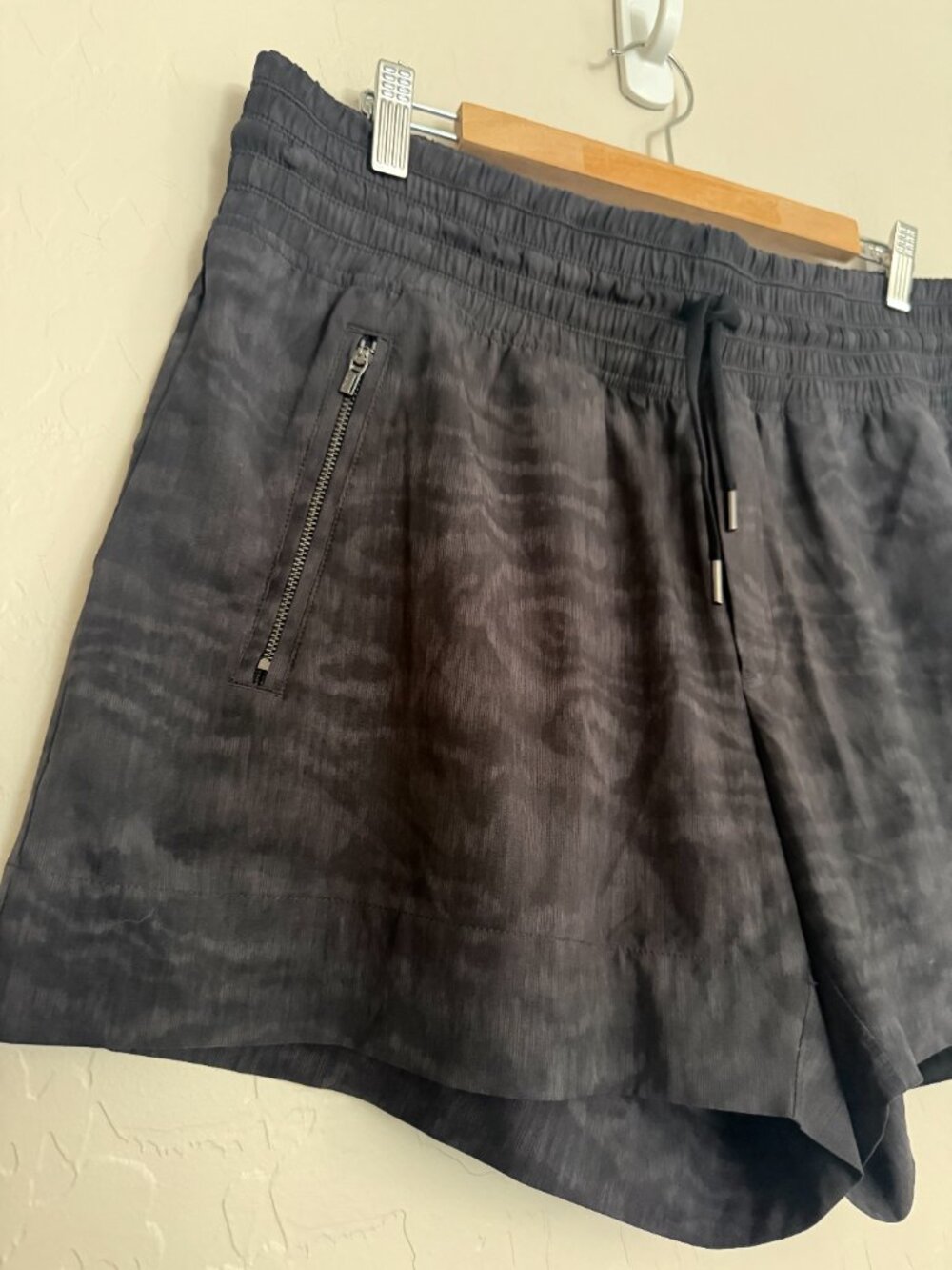 Athleta Camden Printed Short Women's Size 16 Black Gray - Picture 4 of 6